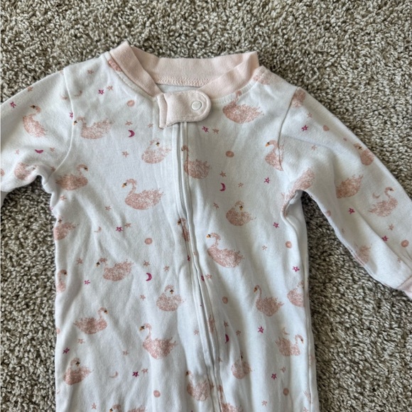 Burt's Bees Baby Sleeper Adorable Baby Footed Onesie with Swans Size 3-6 months - Picture 6 of 7